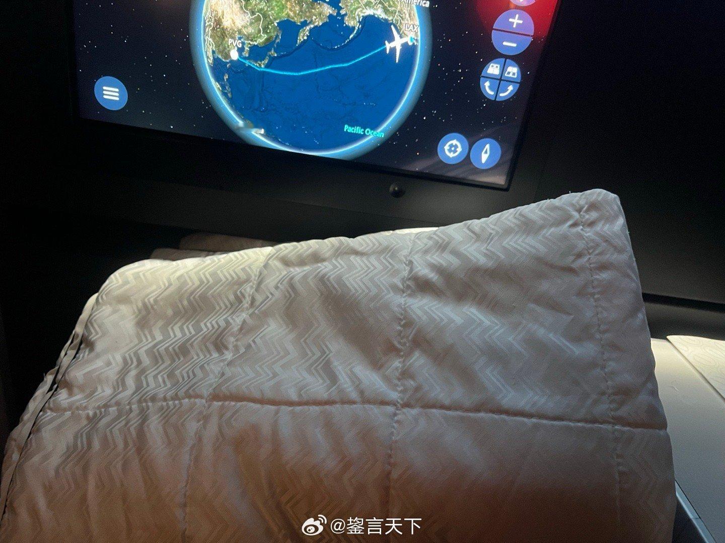 有强迫症的人真累，飞机上用过的被子必须叠得好好的，每个边角都对齐。 