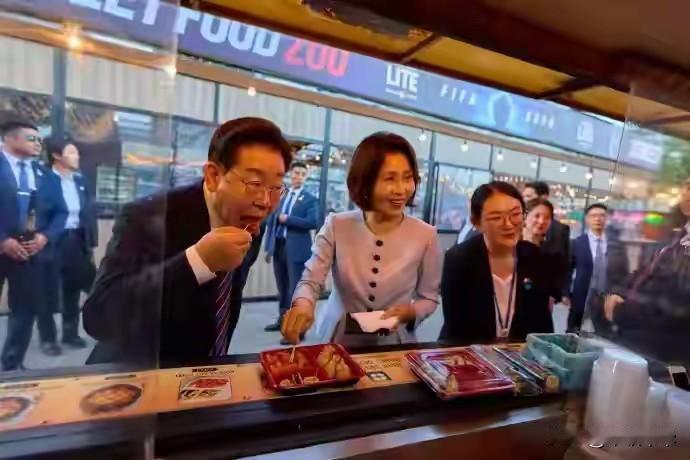 又见“街头品尝美食”，这是韩国总统李在明及其夫人在蒙古访问时“重要行程”之一，街