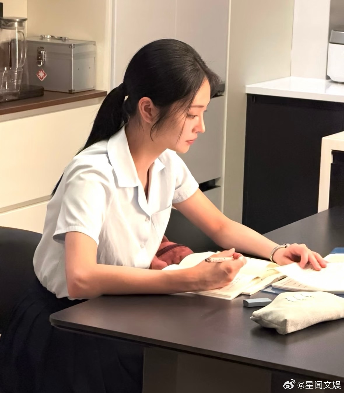 周洁琼早该演校园剧了周洁琼这张脸演校园剧拿什么输 图书馆窗边低头翻书那一下，方灼