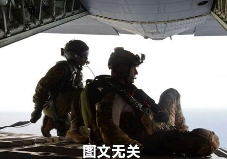 一边拼命救人展现人道，一边又让人上前线送命，这种矛盾的行为，不正是左右互搏吗？