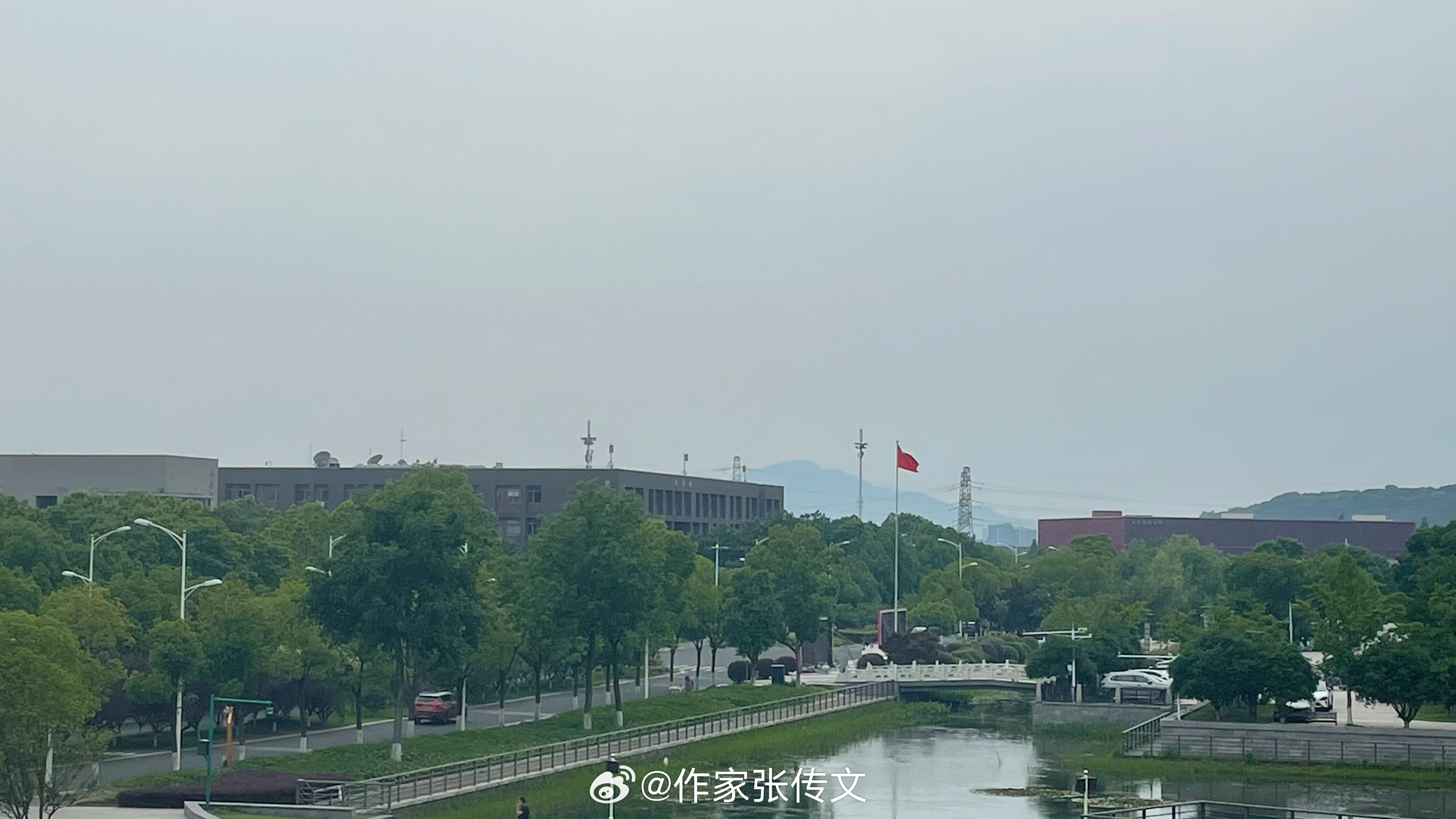 到访南大深有感触，当下不少高校忙着堆砌课题指标、打造网红招牌，逐渐丢掉治学初心。
