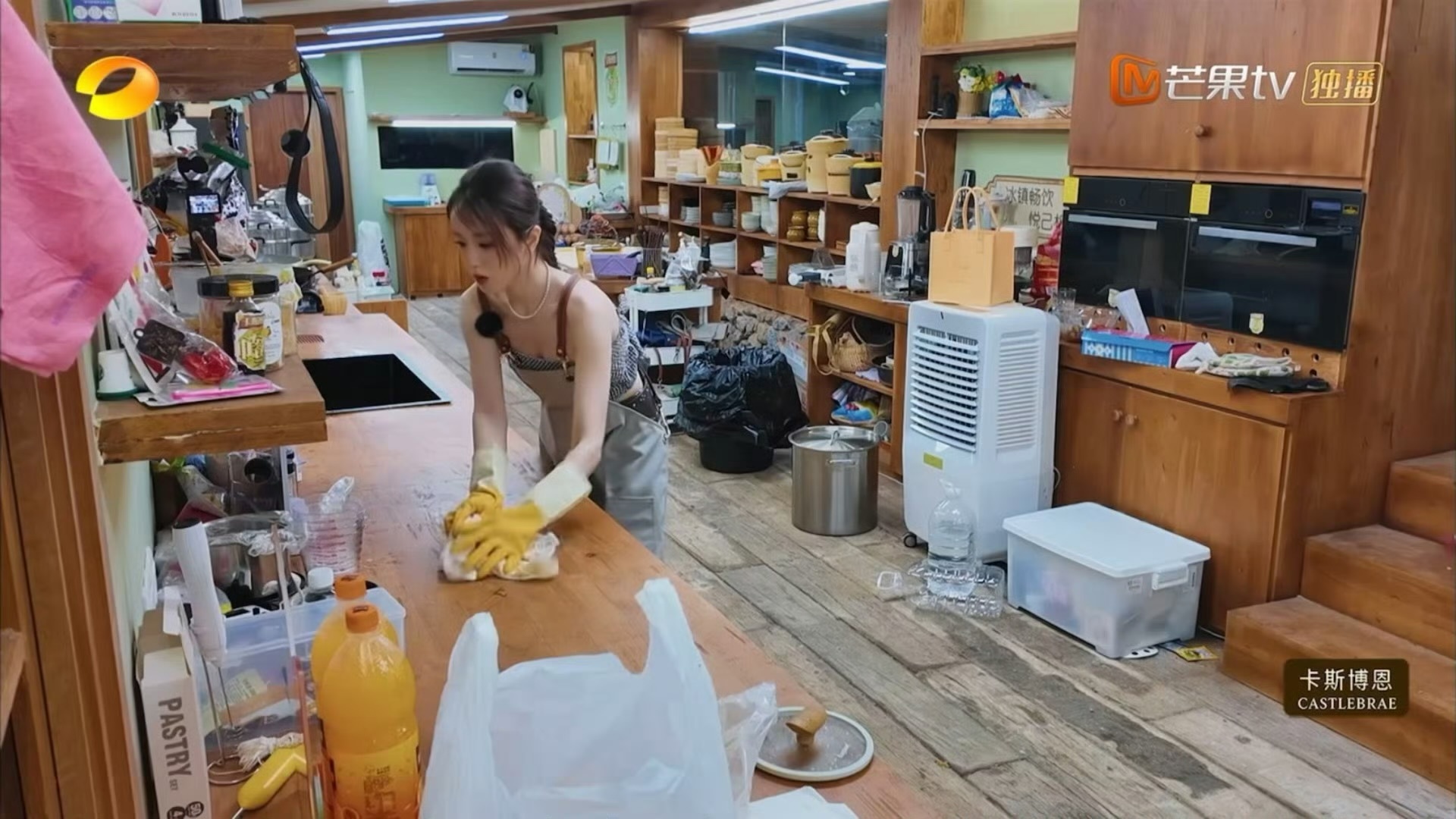 中餐厅给张雅琪配了时钟后期看下来真的分不清节目组的立场。一边抓取劳作画面放大戏剧