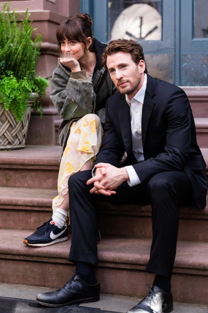 达妹Dakota Johnson和桃总Chris Evans《#物质主义者# 》