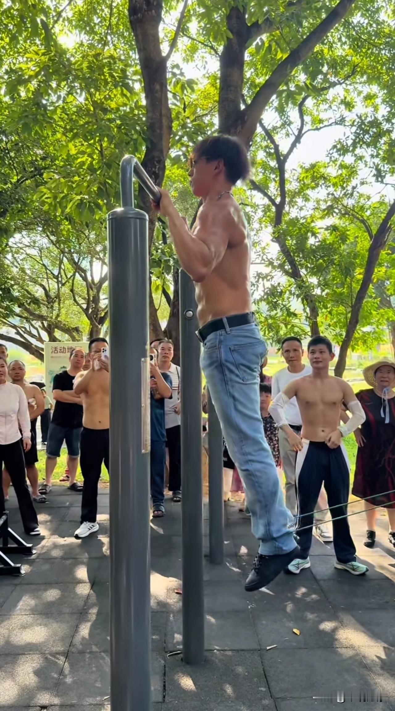 有健身的朋友吗？看看，这是什么实力？大网红 公园