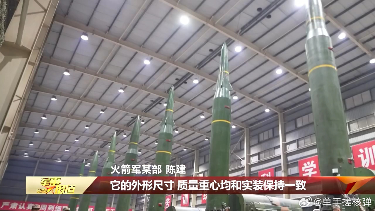 两种不同弹头类型的东风-16！分别为弹头带气动舵型，和类似子弹外形弹头不带弹翼的
