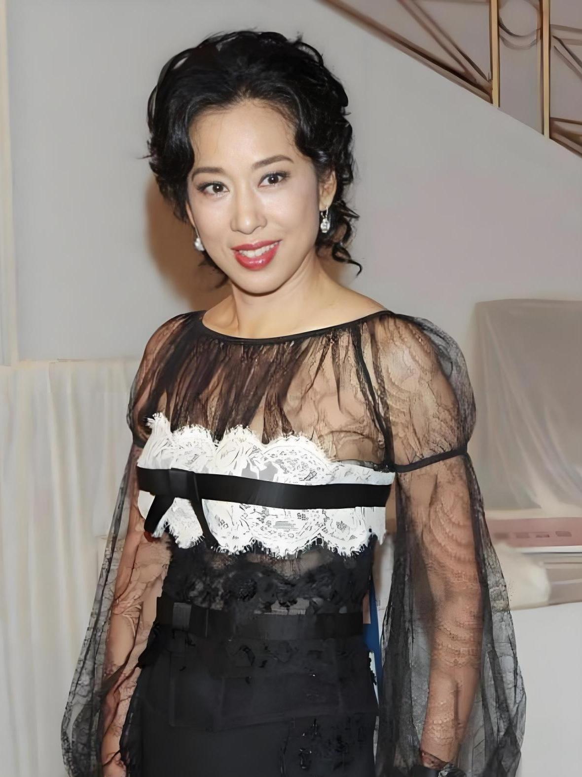 霍启刚的拒绝，一句话藏着更清醒的思量

人过中年的霍启刚，一句话：妈妈不让，委婉