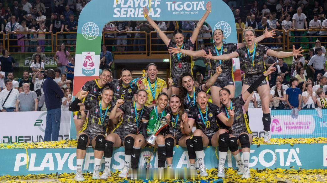 【布雷西亚女排时隔5年重返意甲】国际排坛战报速递 4月27日，意乙女排升级附加赛