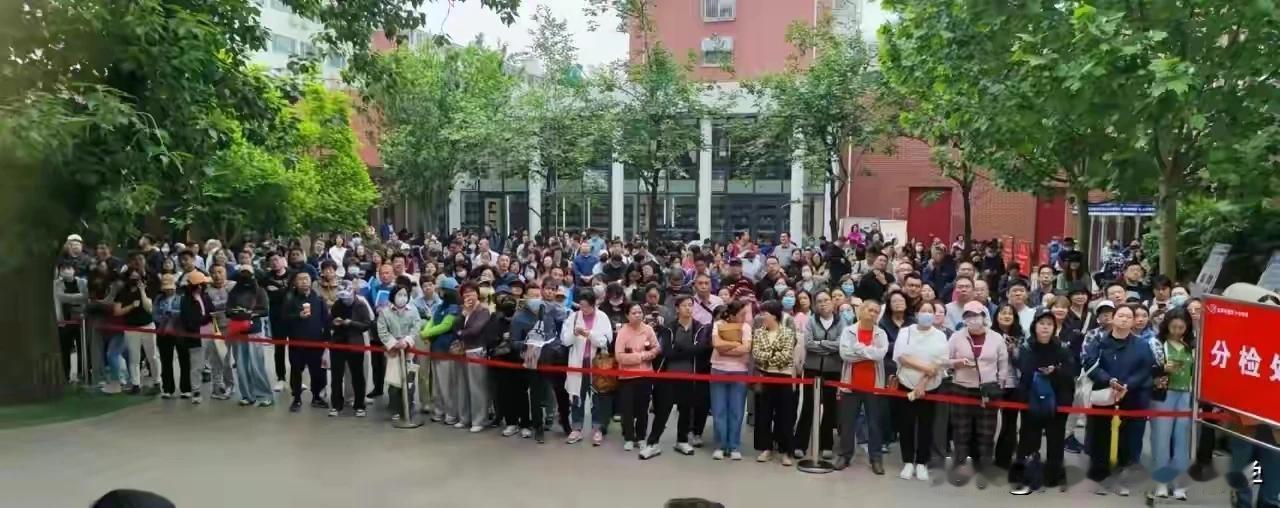 谁说北京家长不卷的，五一期间的千人探校，
就是为孩子争取仅有的30个招飞的名额。