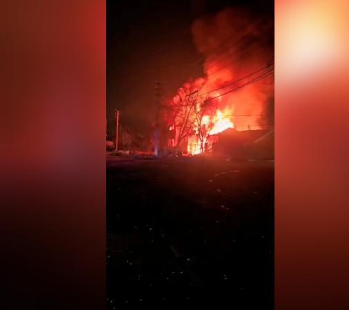 乌克兰无人机夜袭俄罗斯后，俄国罗斯托夫州一栋建筑物冒出浓烟。
乌克兰军方及安全官