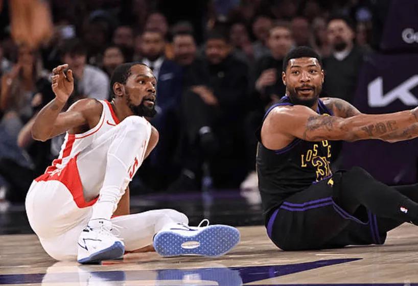 我觉得湖人和上赛季相比最大的改变就是斯玛特的加入，它带来的那种劲，那种防守是湖人