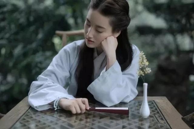 《长相思.乱绪》
雨敲窗，夜未央。
风雨声声惊耳旁。悠悠乱绪扬。
说寻常，道寻常