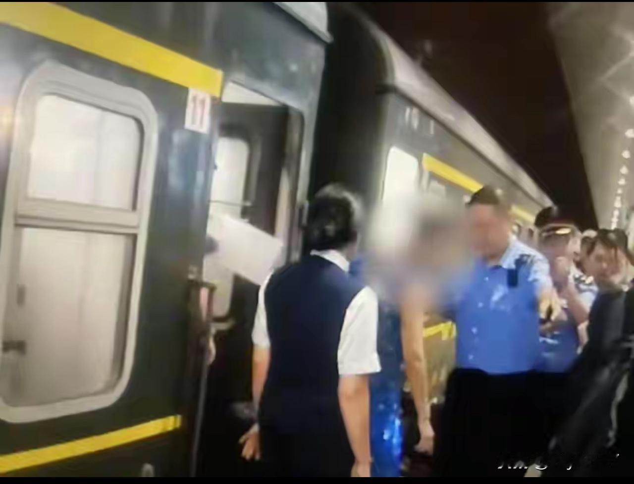 一女子持无座票霸占15岁女孩座位，还威胁打110！北京警方：拘

近日，一起在列
