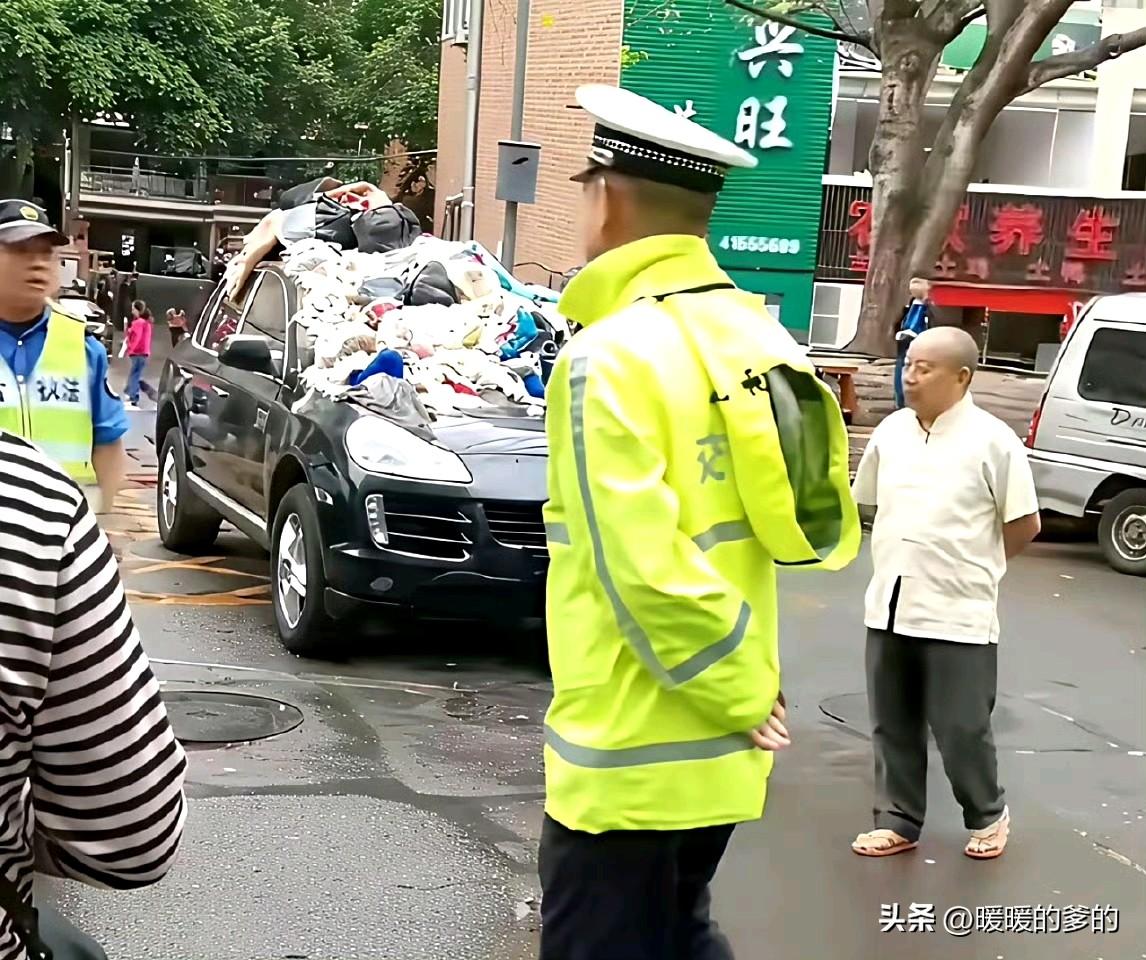 小区业主这是得罪谁了
车被弄成这样
还能要吗？