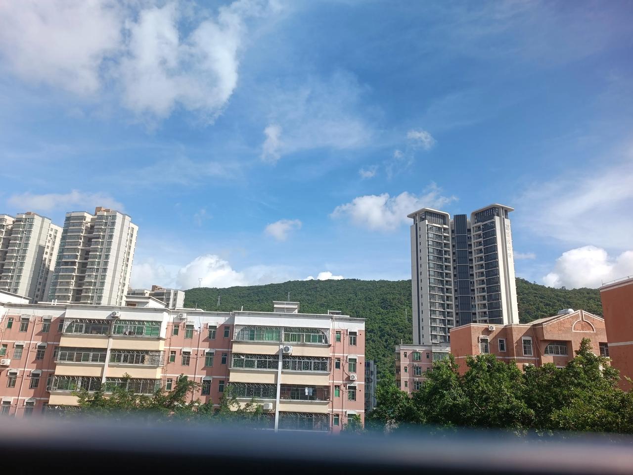 蓝天白云分享一张随手拍的美景
今天天气好晴朗
阳光明媚
蓝天白云
云卷云舒
大美