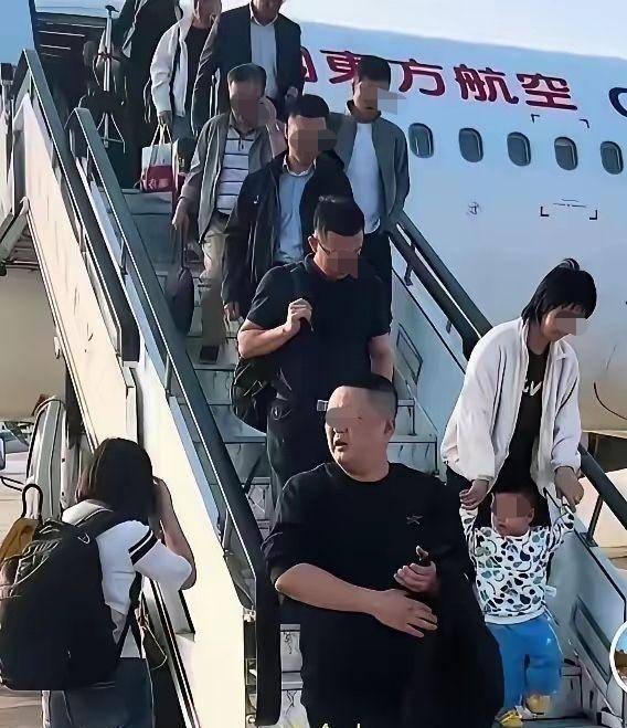 其实对逼空姐下跪旅客的处罚简直就是轻飘飘。处罚不应该局限在东航，应该上升到中国民