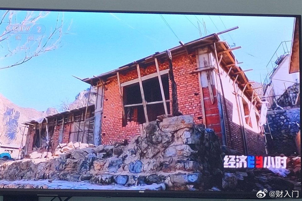 电视上正在演河北涞水县遭遇洪灾的村民重新建了新房子，通过保险，还有政府补贴，还有