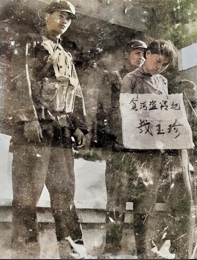 1973年，江苏某地，贪污盗窃犯戴玉珍正在接受公审，她低头看着地面，满脸懊悔的表