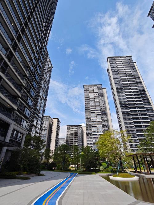 你家小区是什么“档次”：

1、“馆”指的是——小楼盘
2、“城”指的是——大楼