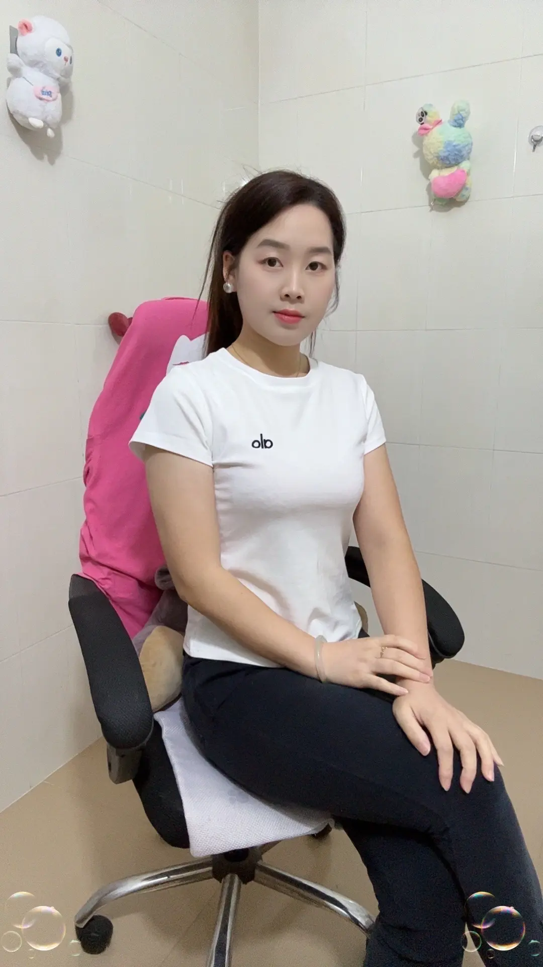 老公只要不嫖，不赌，不家暴，偶尔还会做做饭，做做家务，挣点钱够用就行...