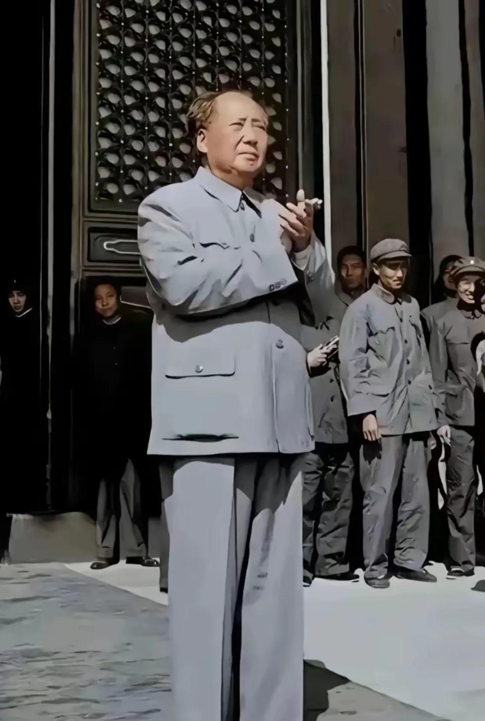 毛主席说：“不是西风压倒东风，就是东风压倒西风”。美防长想威胁中方，央视曝光东风