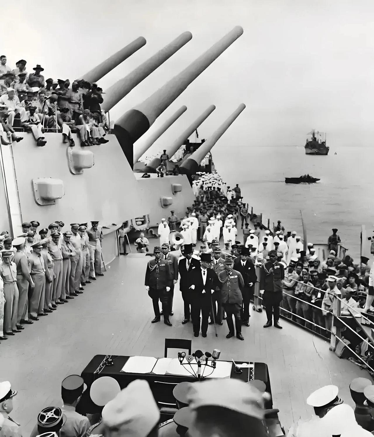 现在看来，美国果然在谈判上耍心眼了，想让谈判变成“伊朗签投降书”。
    伊朗