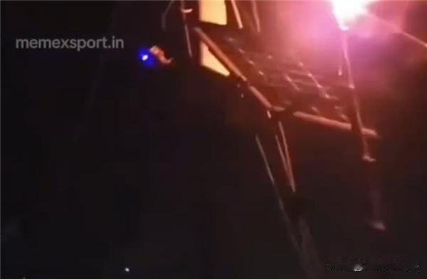 印度男子夜举火把给太阳能板充电，真相让人笑出眼泪
 
最近一段视频火了。印度比哈