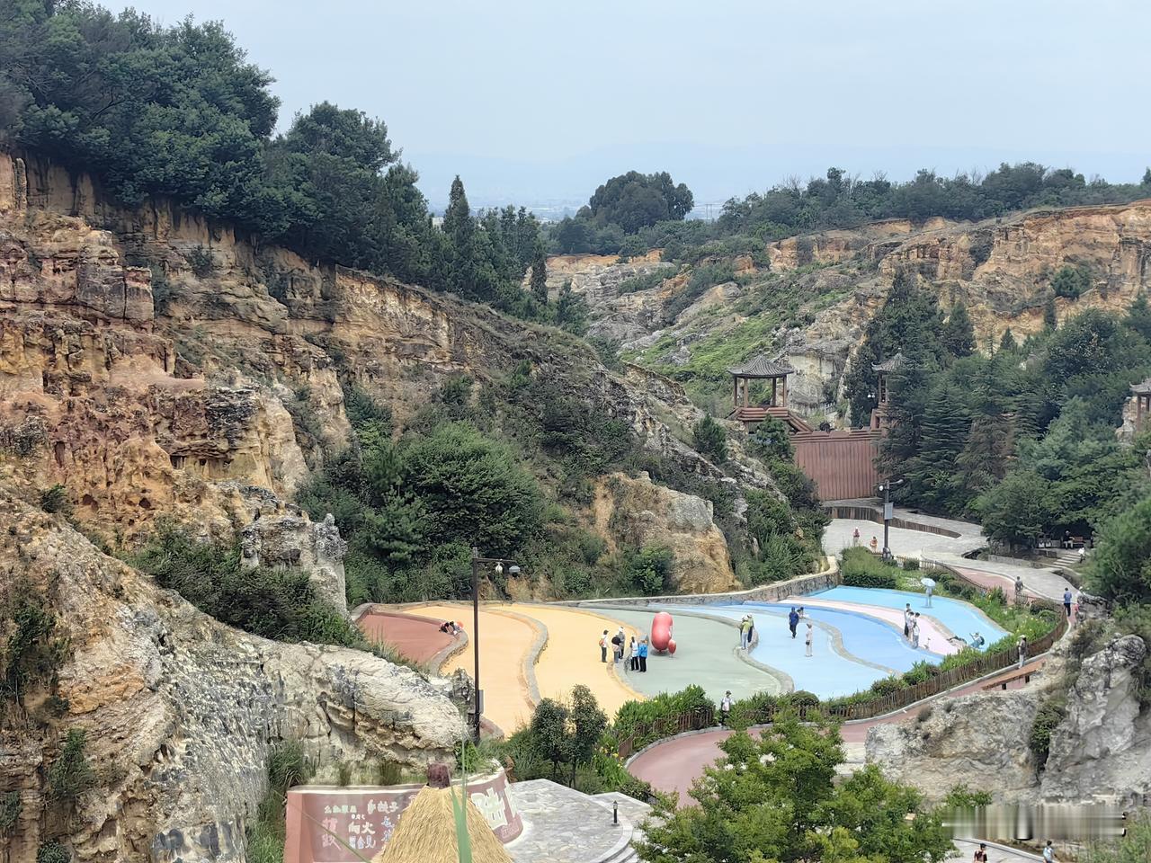山形鬼异，状貌不一，石林，是个不错的旅游目的地。