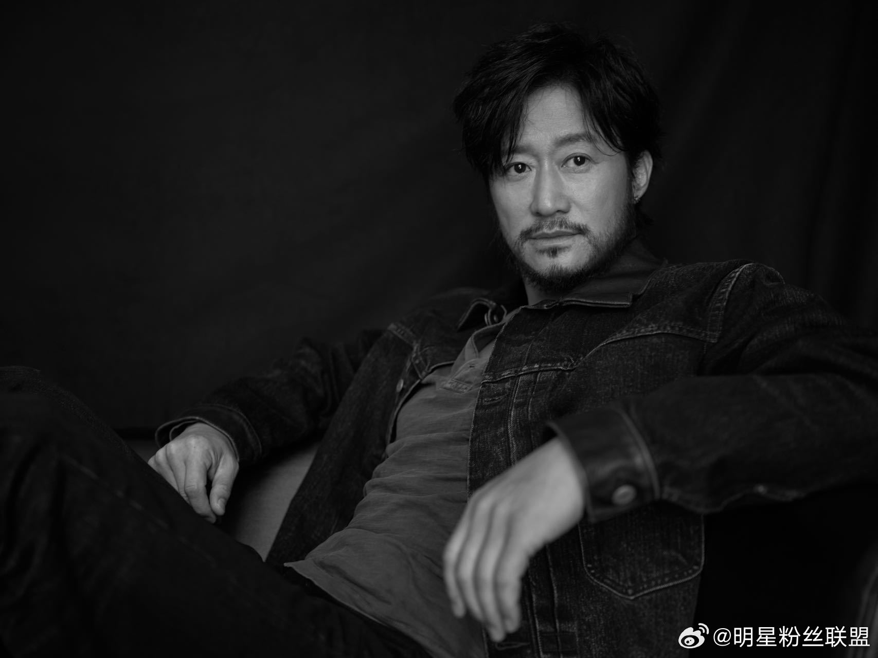 吴京这组帅得不太吴京帅到认不出吴京系列！松弛感拉满，一举一动都充满反差魅力。眼神