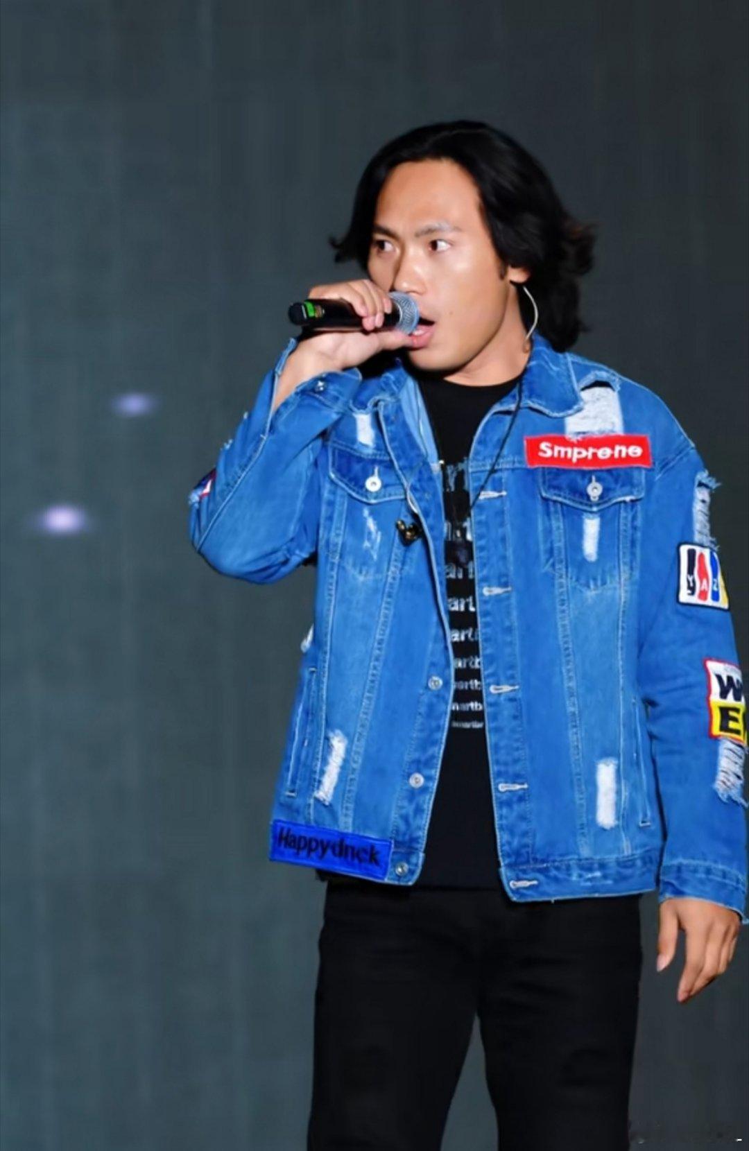为李克勤救场歌手没收出场费人真不知道什么时候会遇到机会，没有彩排、没有提词器、没