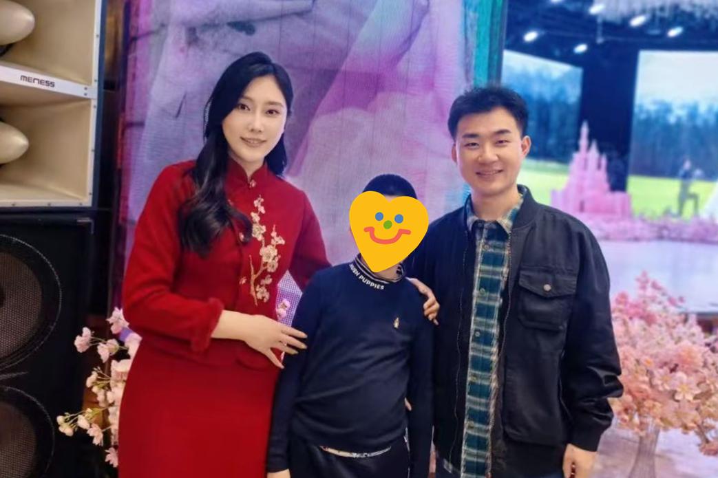 陶阳、胡嘉博夫妇办回门宴，敬酒照被晒！从照片来看，胡嘉博漂亮、大气、得体，陶阳依