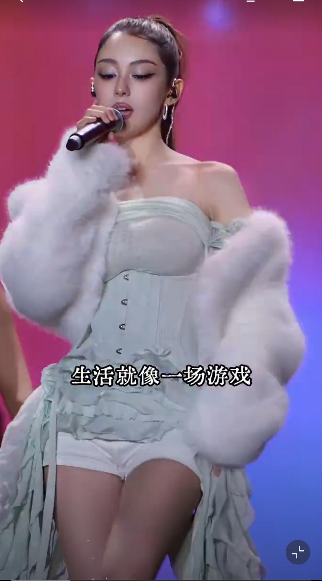 音乐家郎朗妻子吉娜的身材太好了。
 
镶满亮片的蓬蓬裙，宫廷风的设计自带戏剧张力