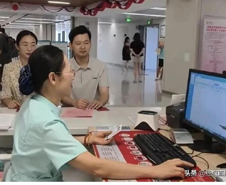 医院能办结婚证了！婚检领证一趟搞定
 
8月18日七夕，山东淄博临淄区妇幼保健院