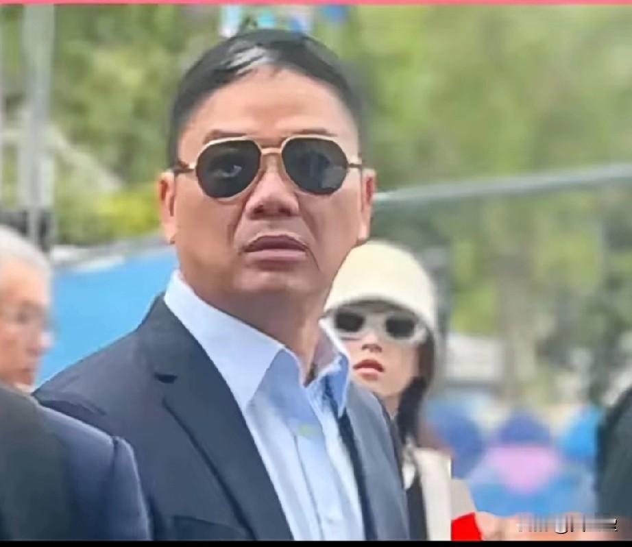 看来做人父母真的辛苦！
对于刘强东的白发，网友还调侃道：我也以为是刘强东人工植入