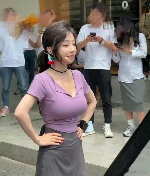 想不明白，为什么冯提莫这么瘦但还是这么有料 