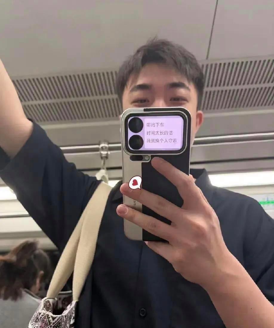 哈哈，终于看见这种双屏手机的妙用了 ​​​