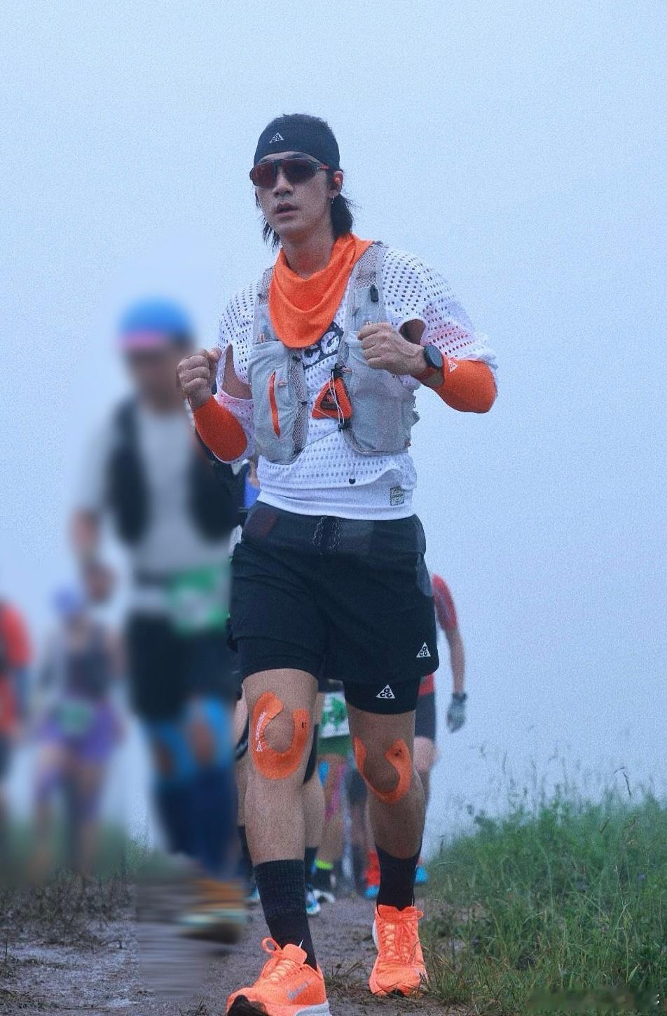 此沙顺利完成崇礼30公里越野赛在崇礼山野间完成三十公里越野挑战，此沙用脚步丈量赛