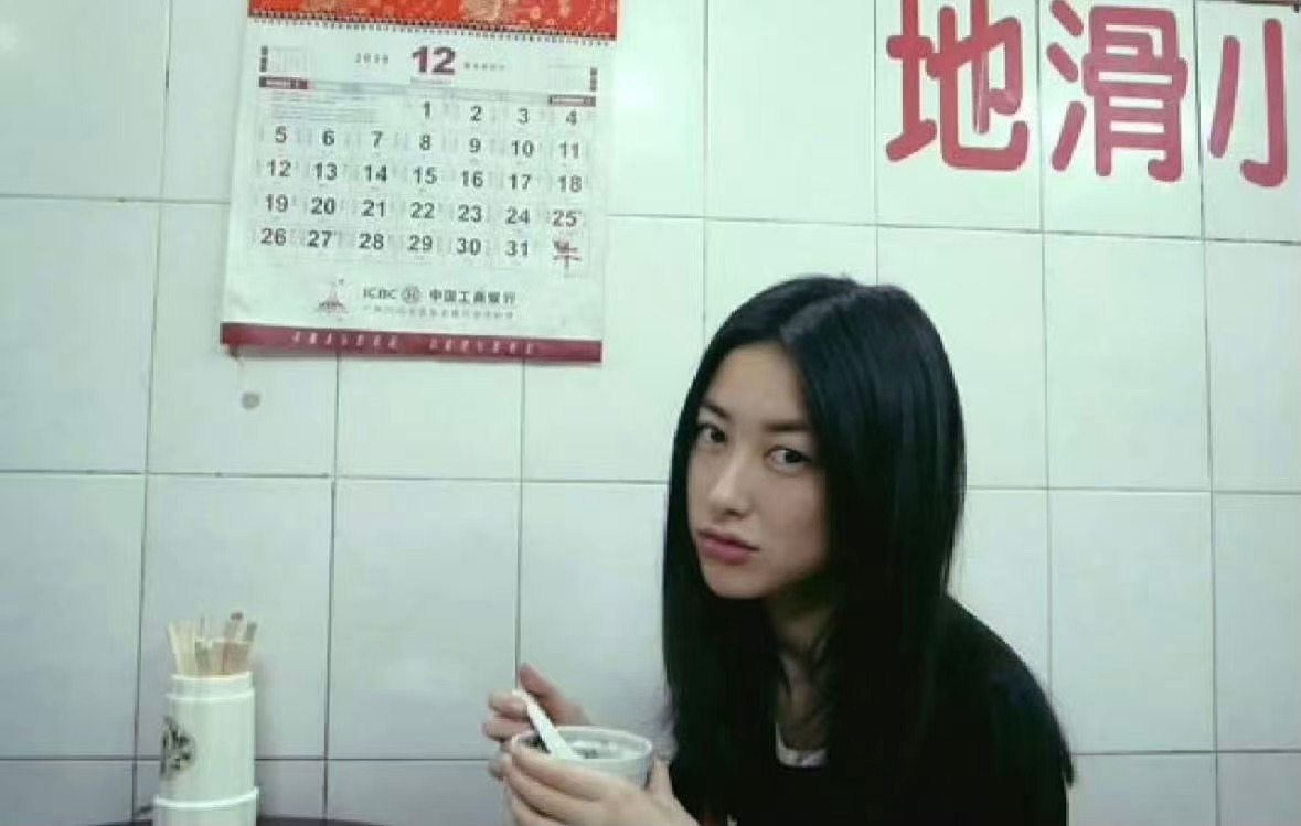 朱珠20年前就长这样朱珠20年前长这样岁月在朱珠脸上只沉淀了气质没留下痕迹从青涩