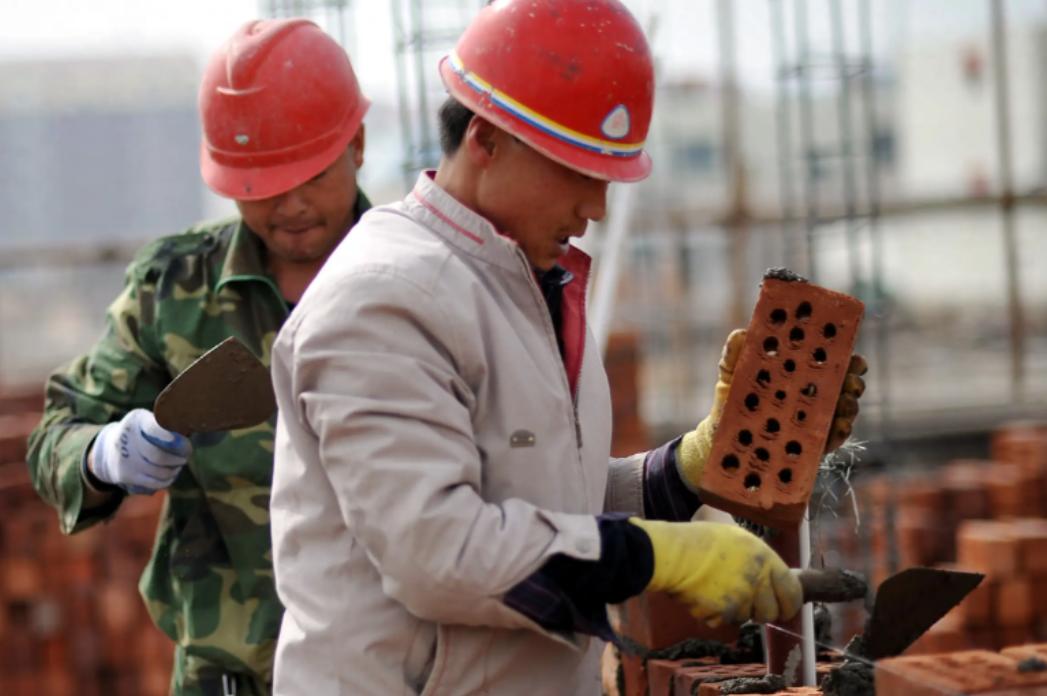 目前，在以色列的建筑工地上，有中国工人，也有印度工人。中国工人每月工资，折合成人