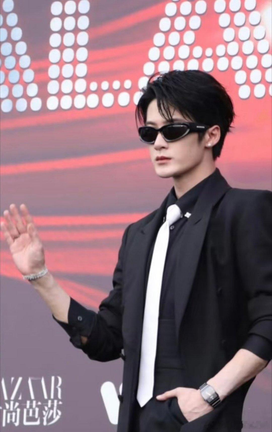 投：檀健次、刘宇all black🕶️造型芭莎之夜红毯生图，论唱跳男爱豆的时尚