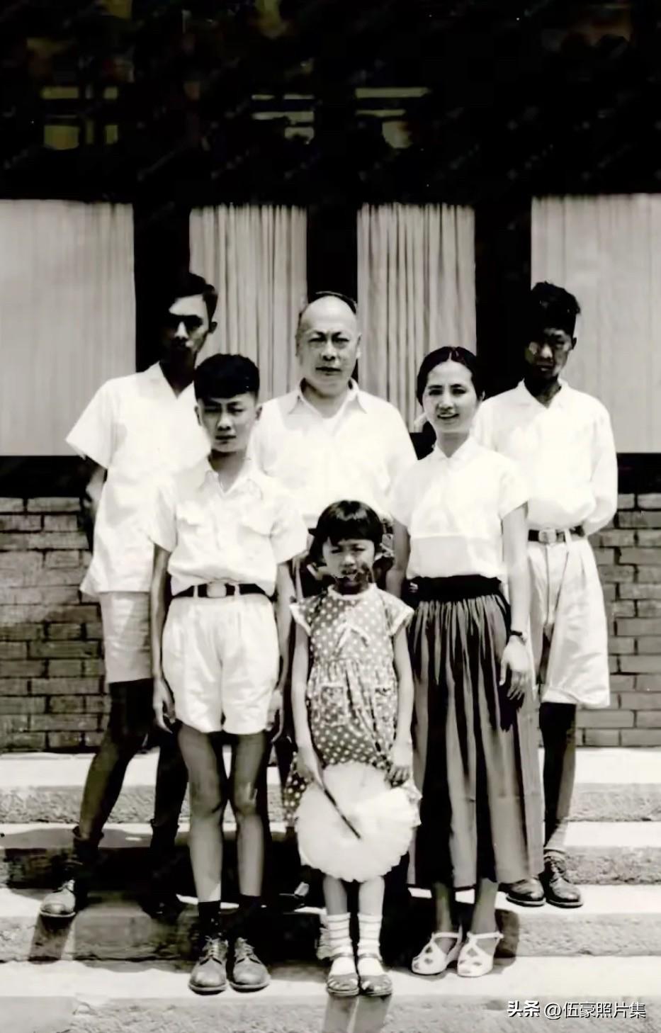 1958年7月，陈毅元帅与夫人张茜（右二）同子女在中南海庆云堂四院拍下的全家福。