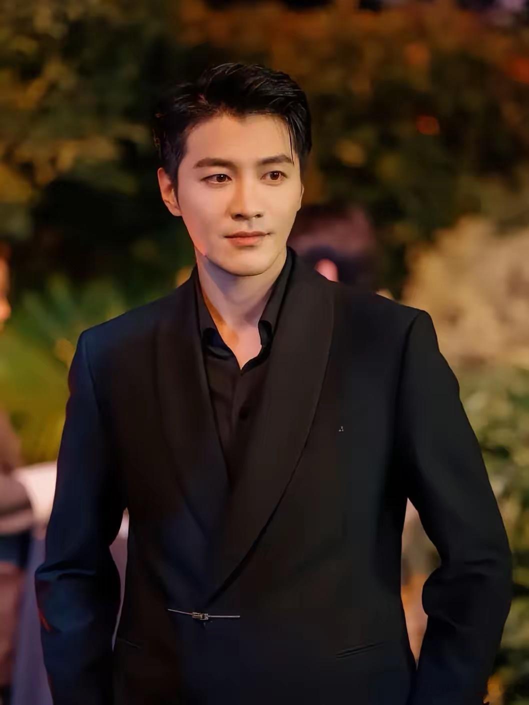 难怪金泽一直演霸总，不是因为他喜欢演霸总，也不是因为他只会演霸总，而是因为他满脸