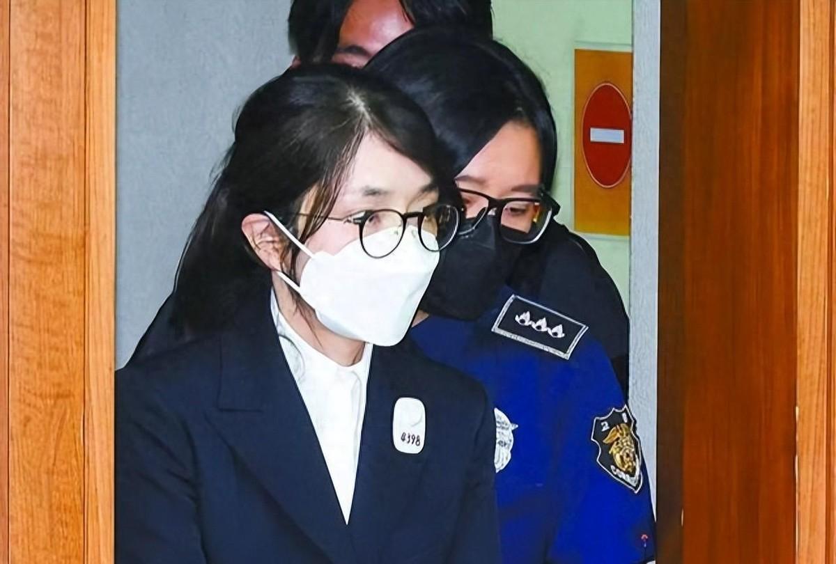 韩国通告全球，尹锡悦夫妇首次同步出庭受审，大势已去！

11月7日，首尔中央地方