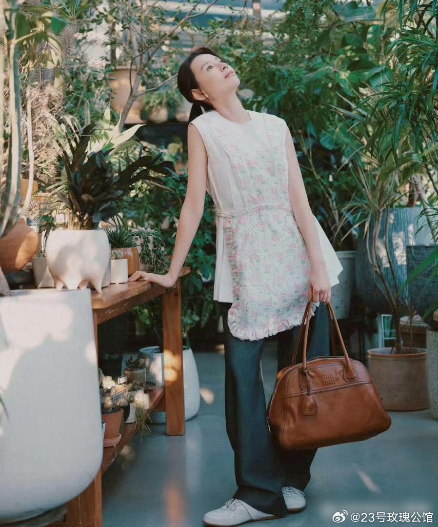 生活里的董洁气质恬淡温婉，随性自在的模样，散发着舒服耐看的自然美感 