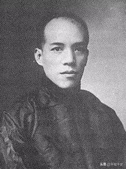1926年，梁启超尿血不断，医生诊断出他的右肾存在肿瘤，必须立即切除。然而解剖之