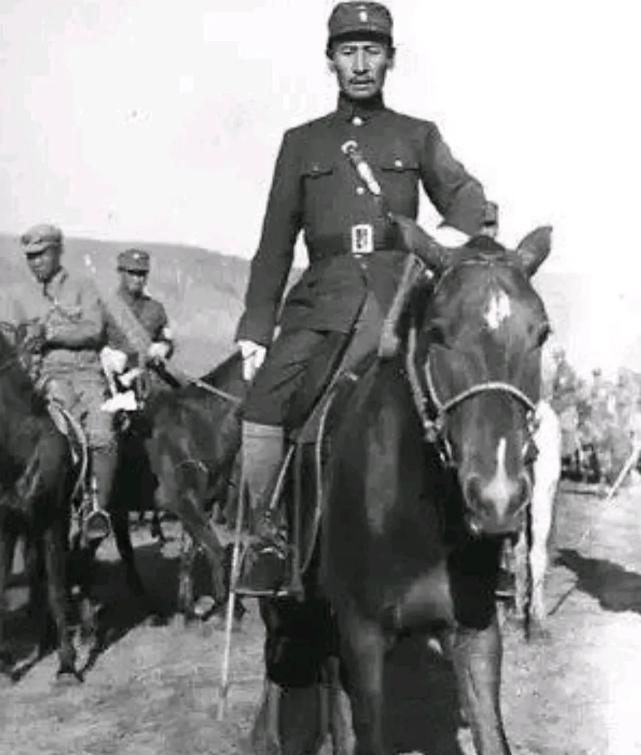 1939年，马占山在路边看见一只野鸡，他抄起猎枪说要打只野鸡上延安炒瓜子。

这