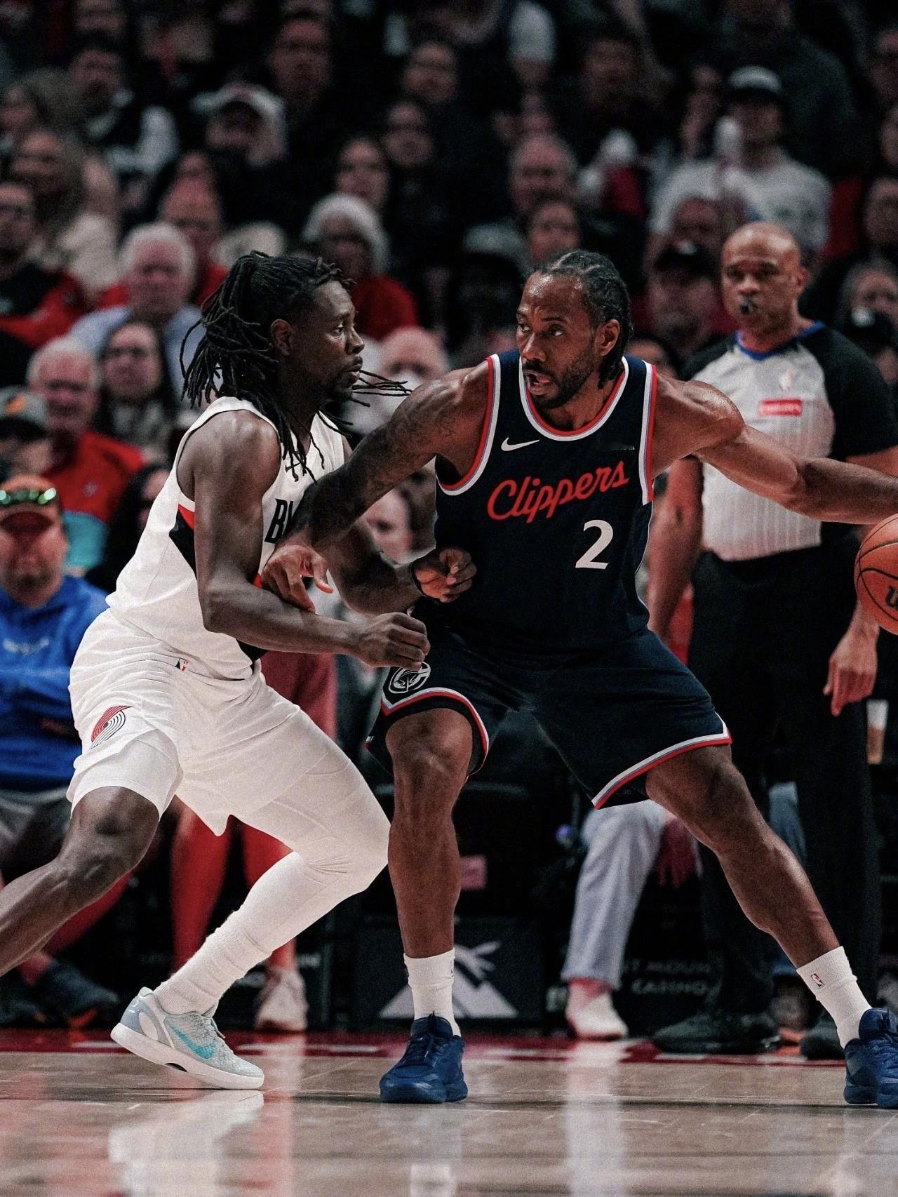 篮球赛场上的激烈对决，Clippers球员与对手的精彩较量 ！
球场争锋如刀剑，