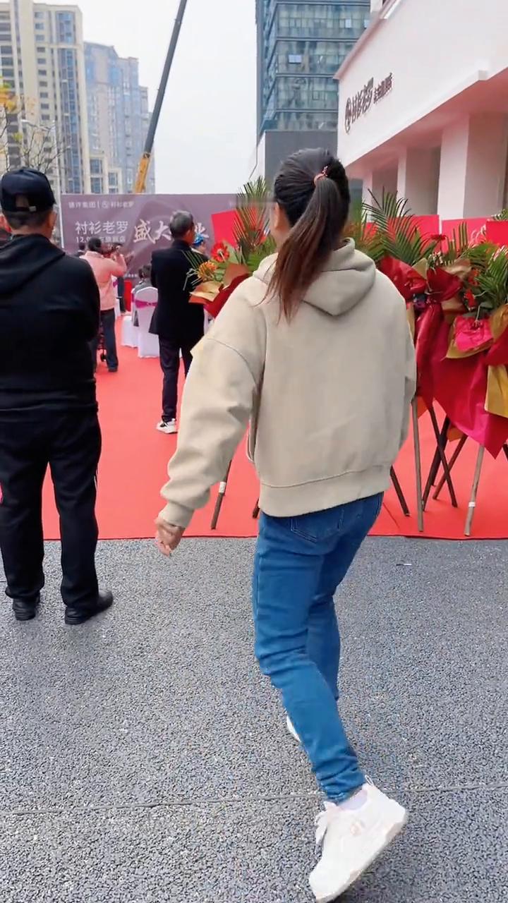 哈喽大家好！今天又来参加开业典礼了，现在我已经抵达衬衫老罗开业典礼的现场。大家看