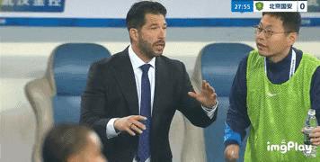 咱就是说，三镇这场输给国安，实力有差距确实不假，但那个翻译官真的看得人着急。莫拉