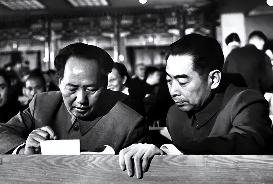 周恩来病情危急后奇迹苏醒，反复抚摸毛主席像章，多次焦急询问主席现在居住在哪里？