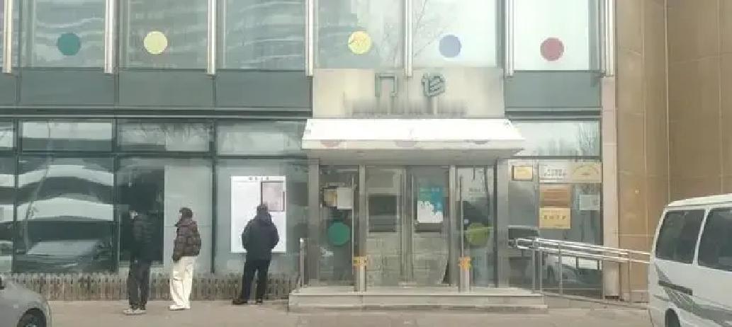 最近北京的嫣然天使儿童医院因为欠下2600多万租金，面临搬家甚至关门的风险，李亚